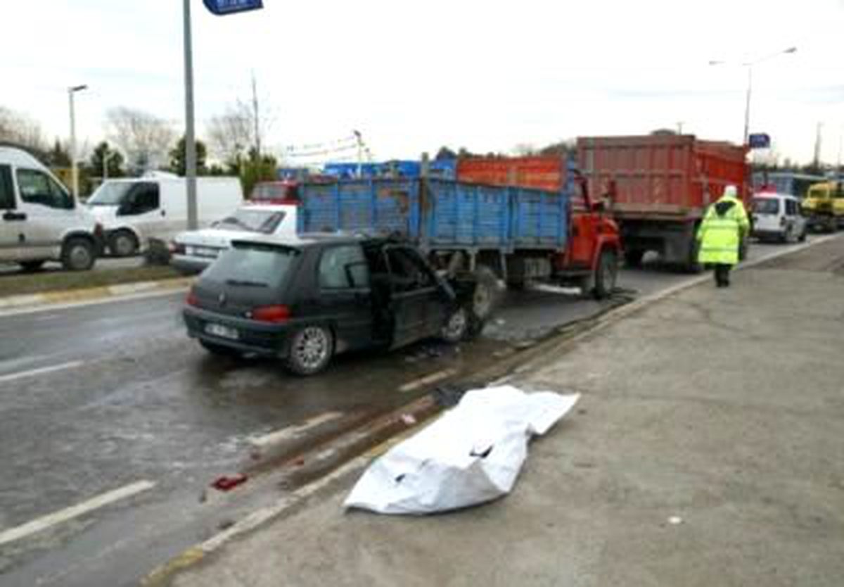 Sancaktepe\'de Trafik Kazası: 1 Ölü, 1 Ağır Yaralı