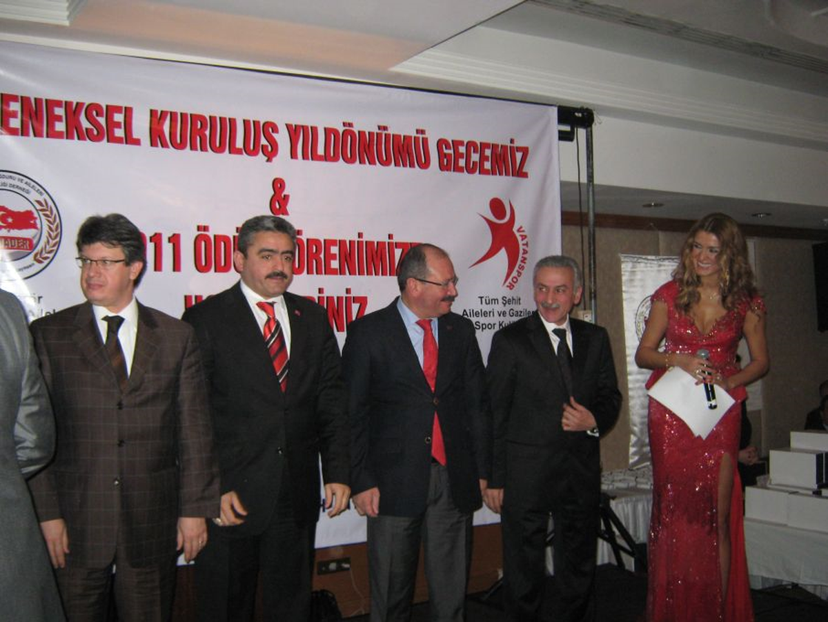Şehit Ailelerinden Başkan Alıcık'a Başarı Ödülü