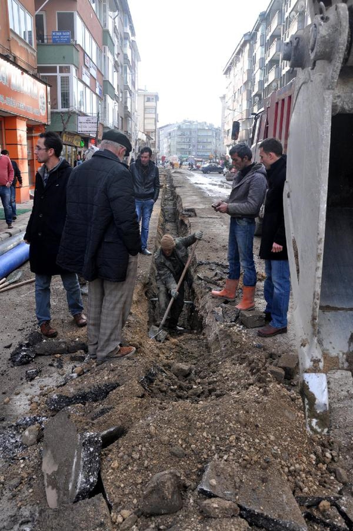 Su Hattı Açan İş Makinesi Doğalgaz Borusuna Takılınca Patlama Meydana Geldi