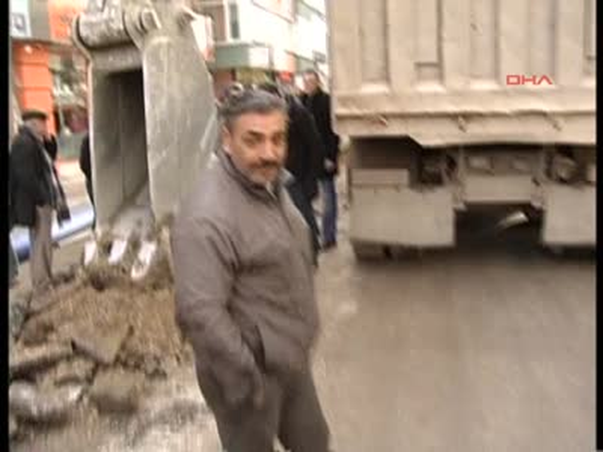Su Hattı Açan İş Makinesi Doğalgaz Borusuna Takılınca Patlama Meydana Geldi
