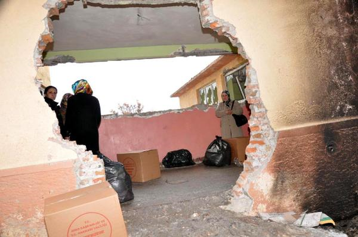 Yıkık Binada Gıda Dağıtımına Depremzedelerden Tepki