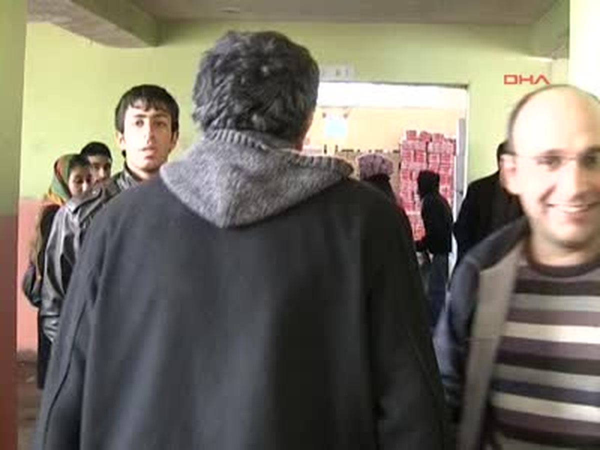 Yıkık Binada Gıda Dağıtımına Depremzedelerden Tepki
