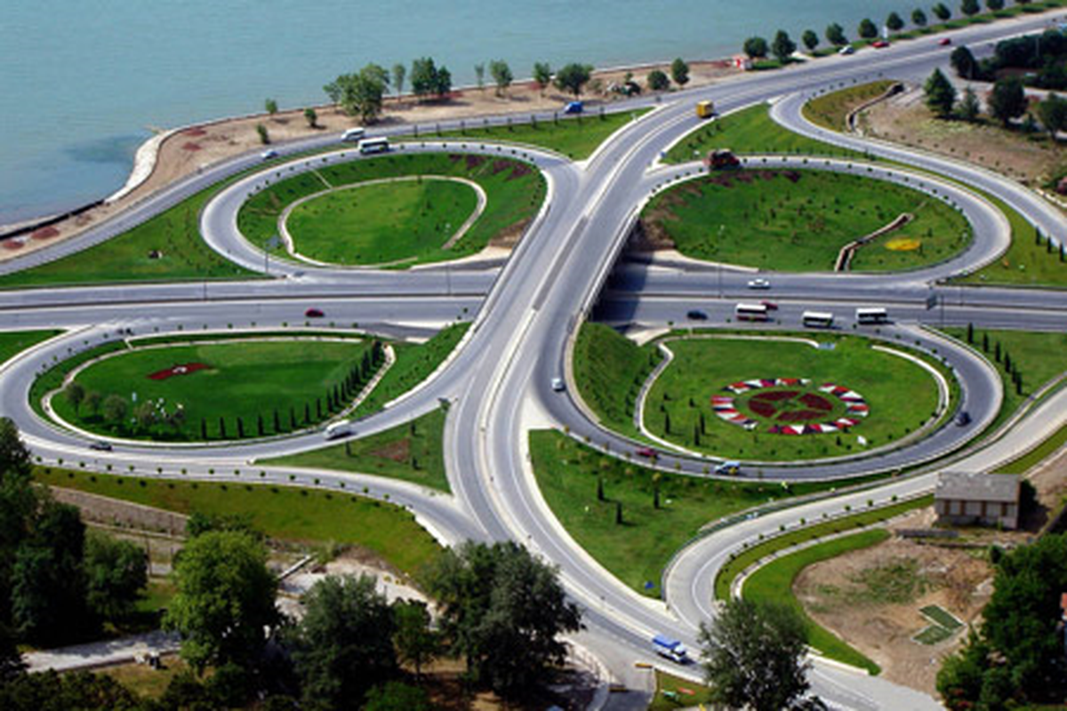 Yol Ve Kavşaklar Yeşilleniyor