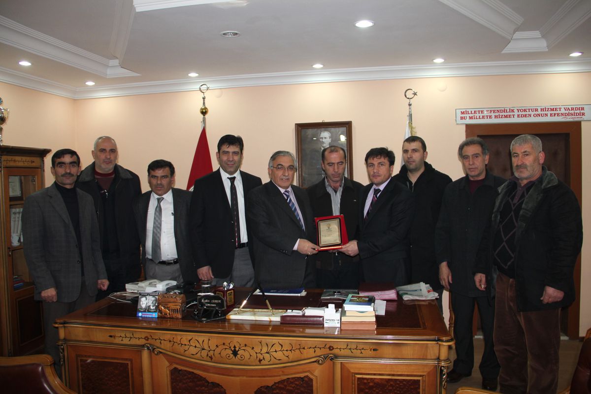 AK Parti Yönetiminden Başkan Ziyrek\'e Plaket