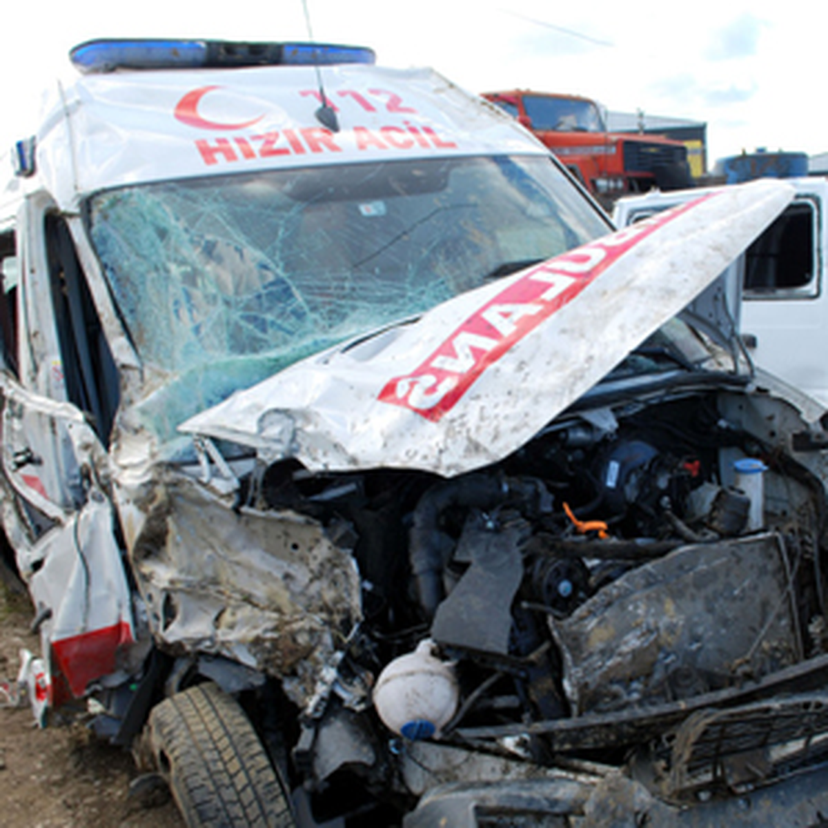Ambulans Uçuruma Yuvarlandı: 2 Ölü
