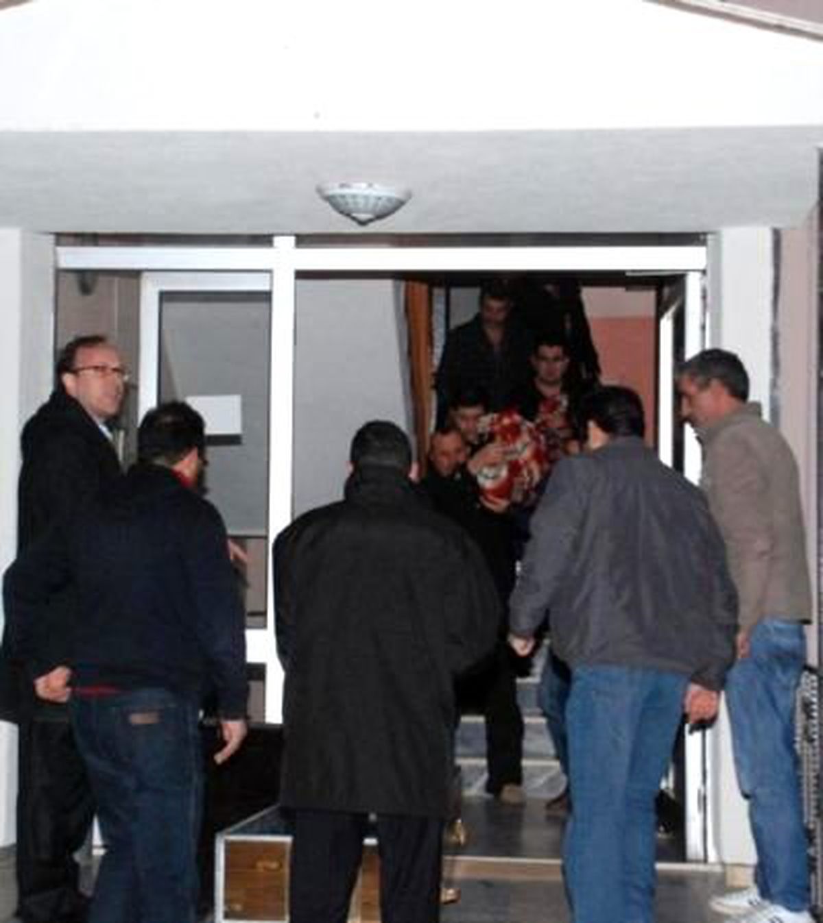 Annesinin Eşarbı ile Kendini Astı