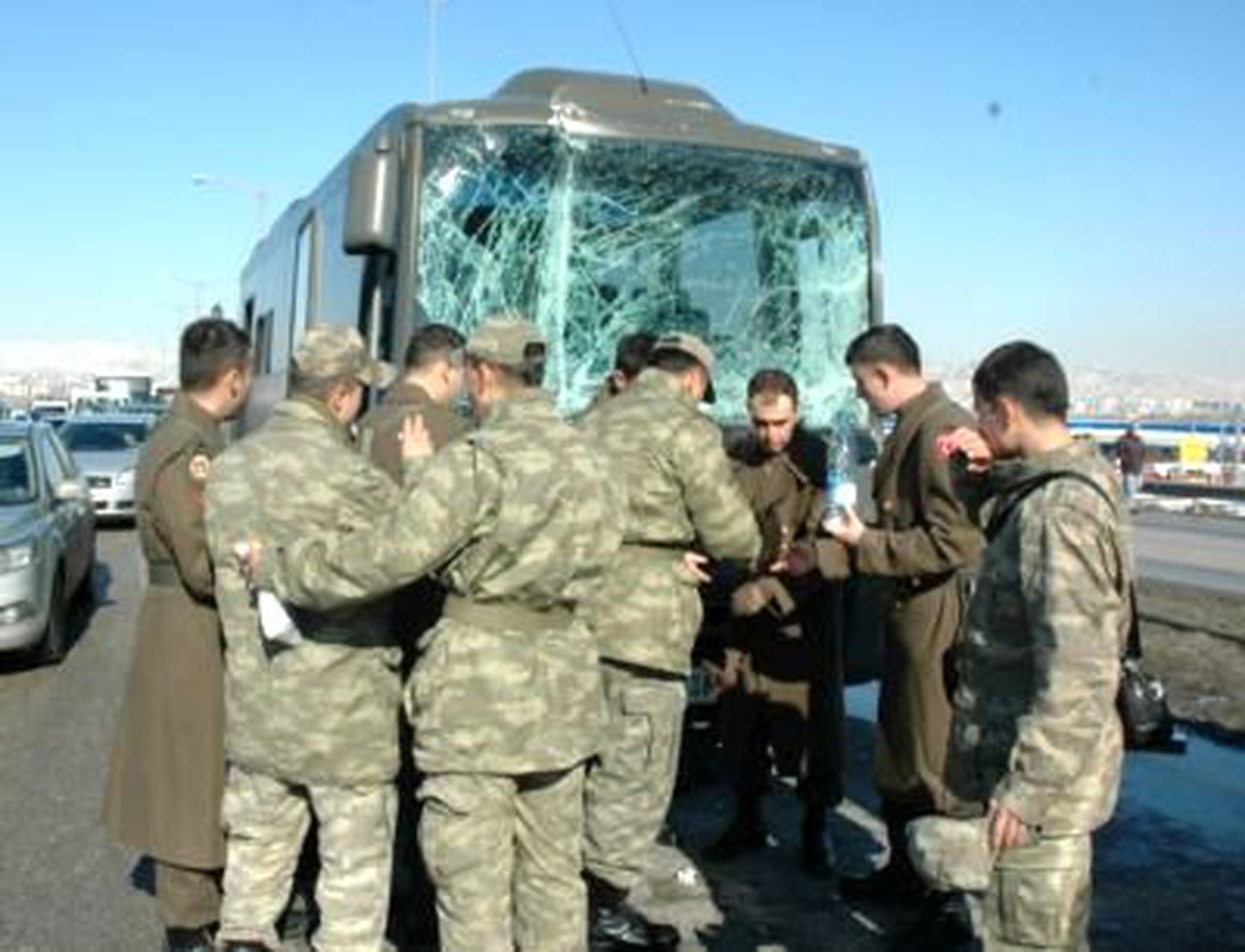 Askeri Araçlar Kaza Yaptı: 14 Yaralı