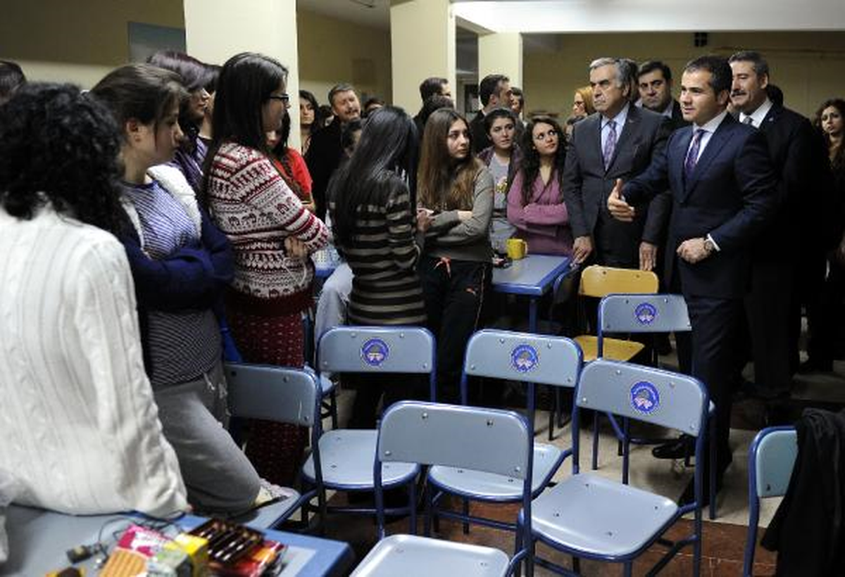 Bakan Kılıç, Öğrencilerin Sorunlarını Twitter\'dan İzliyor