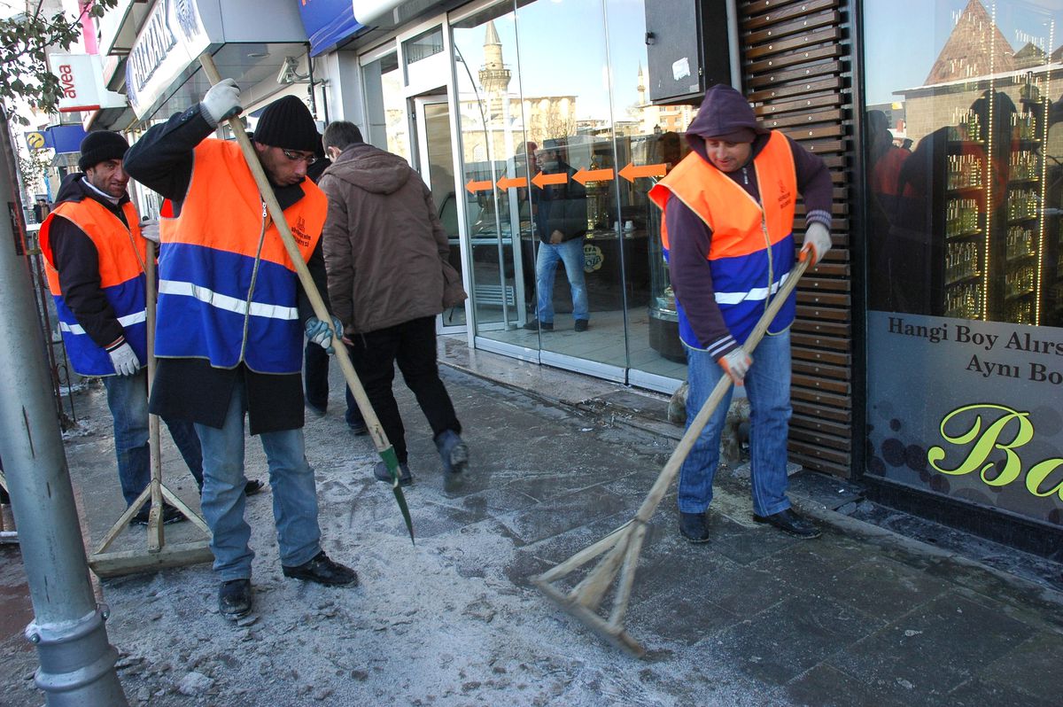 Belediye Ekipleri Kaldırımları Buzlardan Arındırıyor
