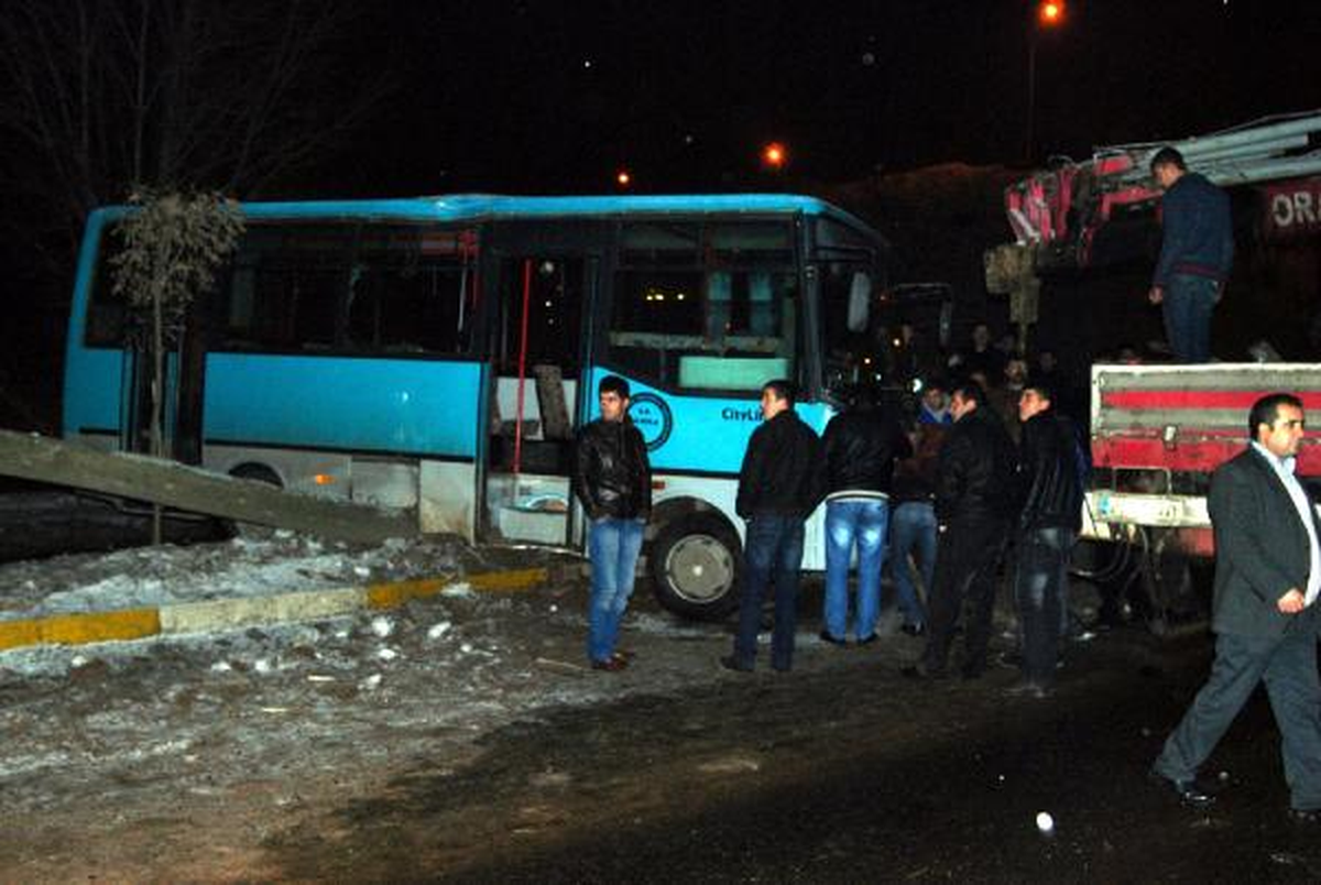 Bingöl\'de Kar Köy Yollarını Kapattı, Buzlanma Kazalara Yol Açtı