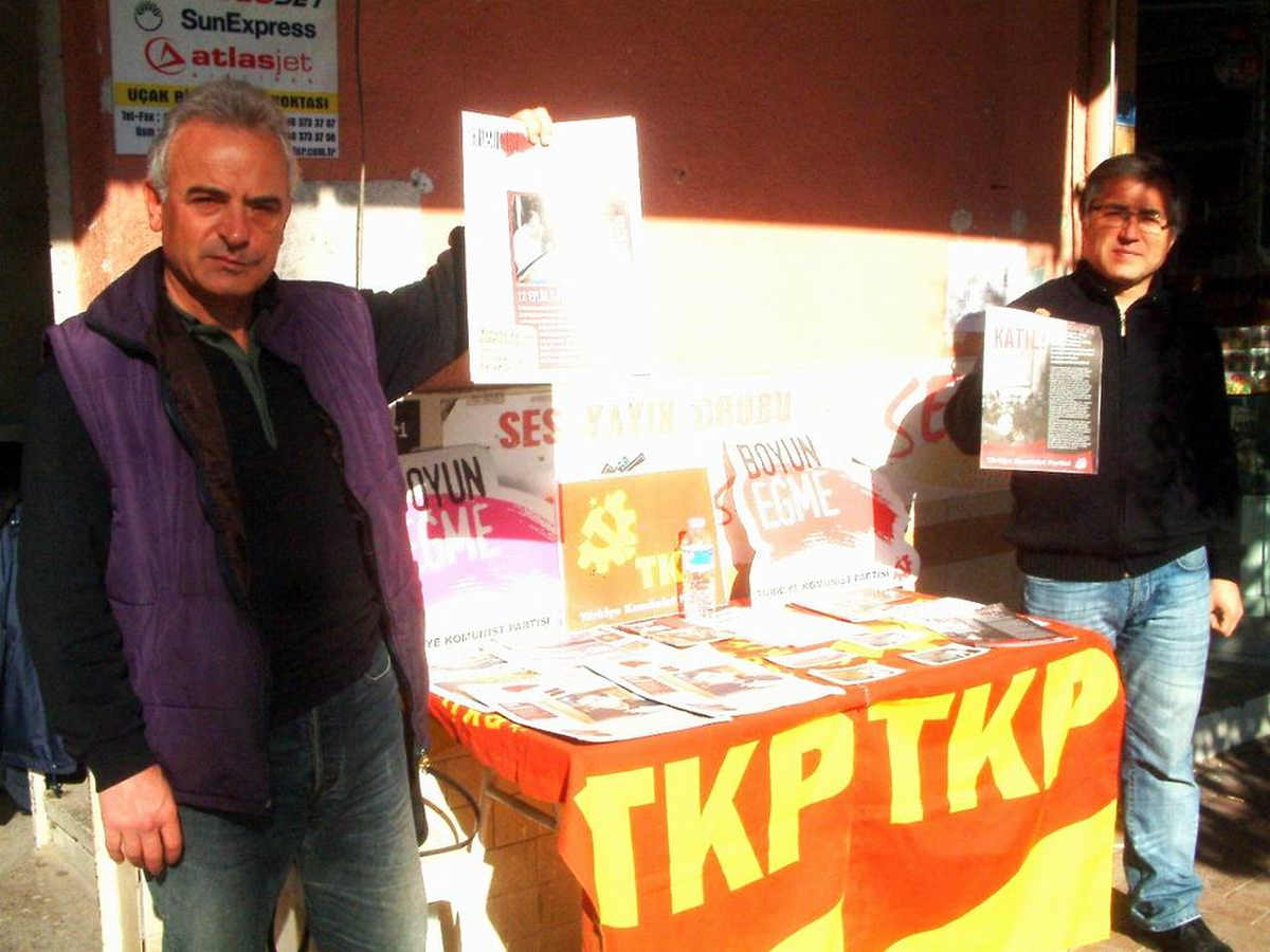 Burhaniye'de Komünist Parti Tanıtım Standı Açtı