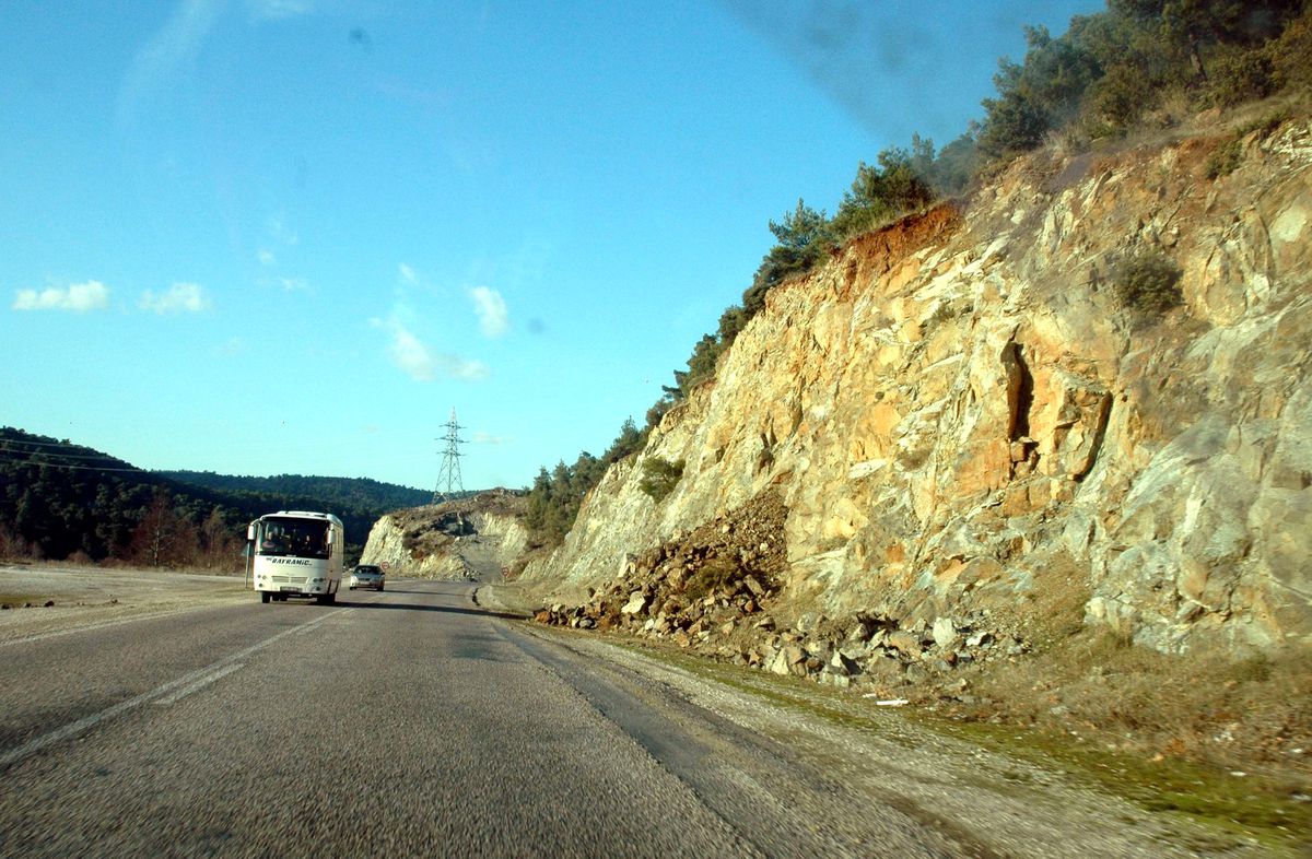 Çanakkale-Ezine Karayolunda Kaya Tehlikesi