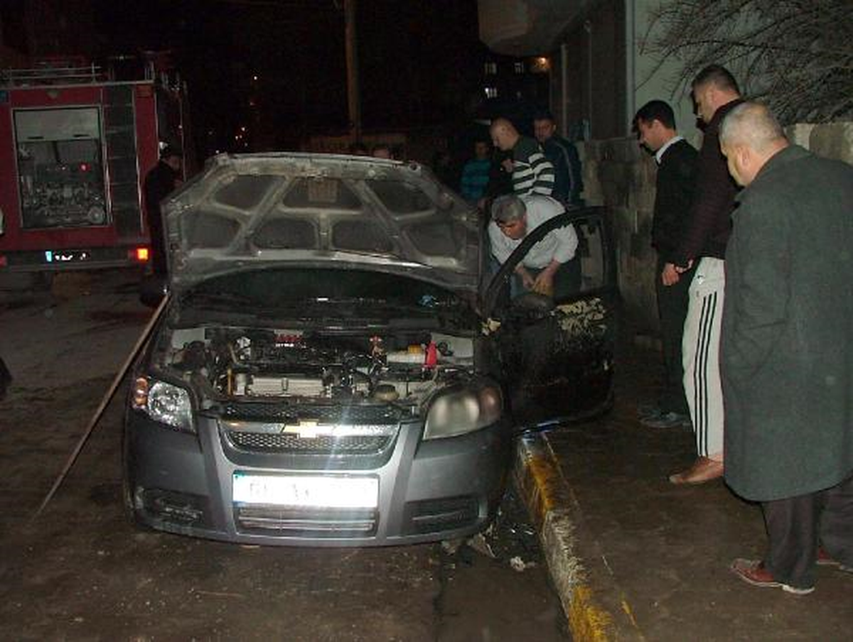 Cizre'de Öğretmenin Otomobiline Molotoflu Saldırı