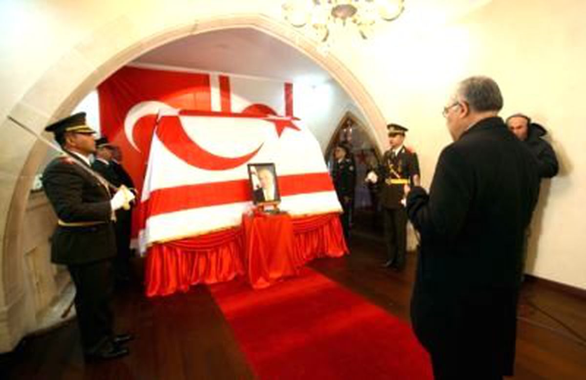 Davutoğlu ve Arınç\'tan "Denktaş" Mesajı