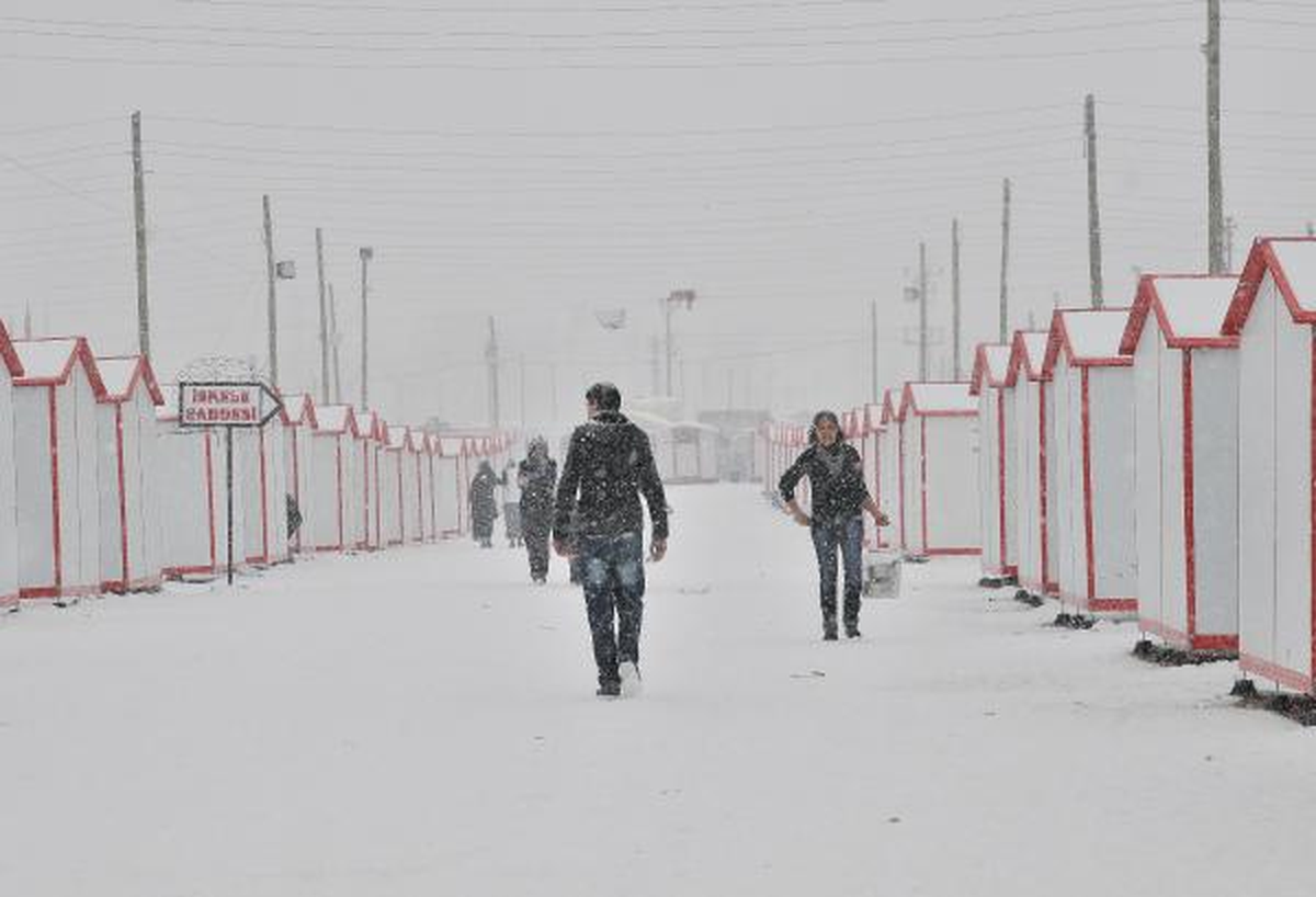 Depremzedeler Kar Altında Yemek Sırasında
