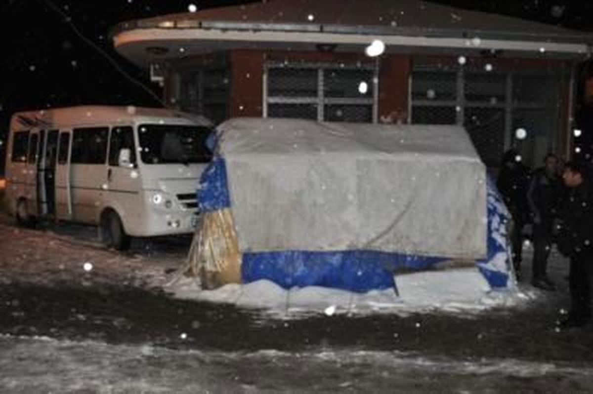 Depremzedenin Çadırına Minibüs Girdi