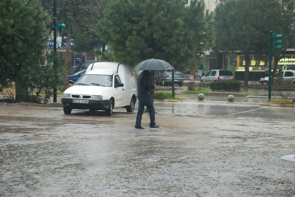 Didim\'de Sağanak Yağış Hayatı Olumsuz Etkiledi