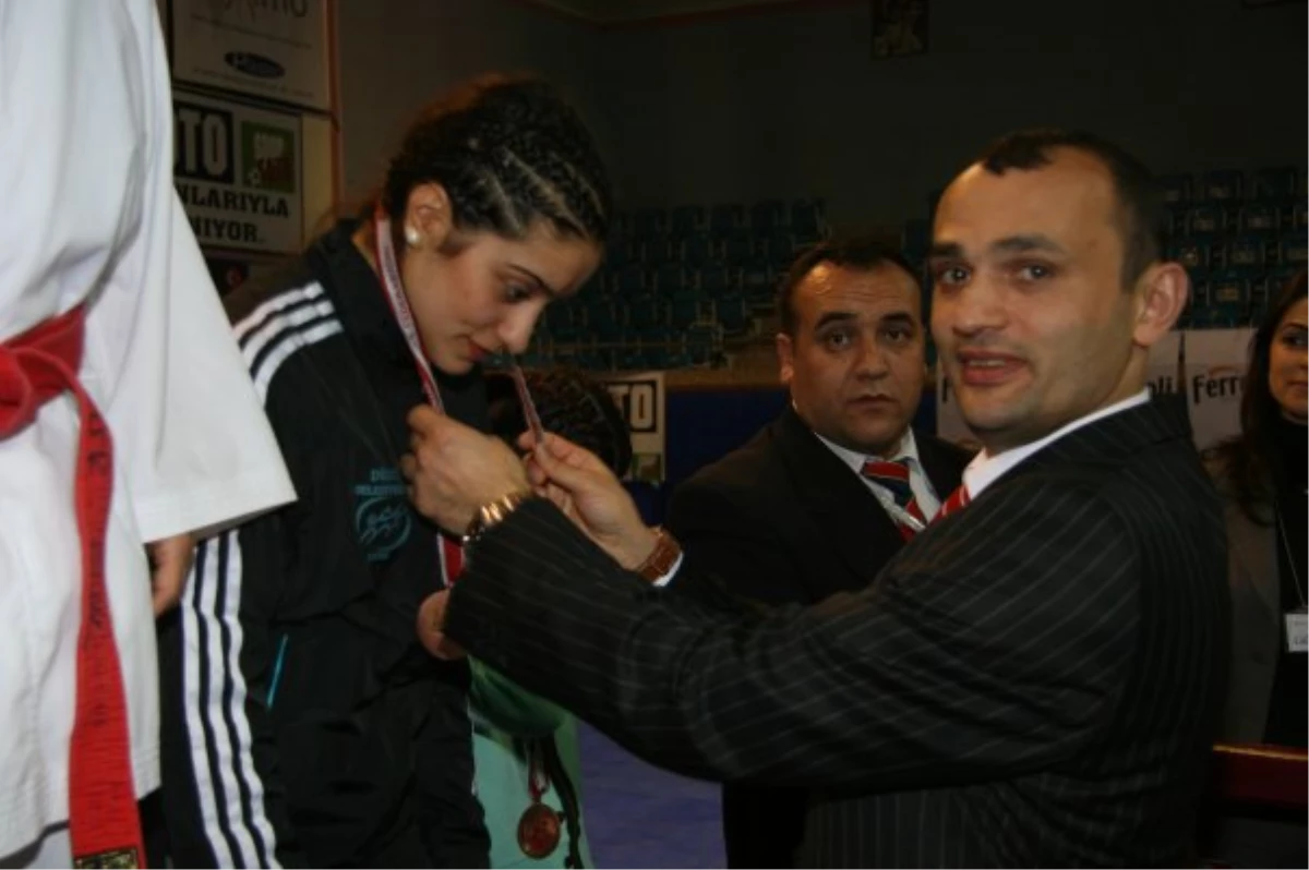 Düzce Karate Şampiyonasında 2 Madalya ile Döndü