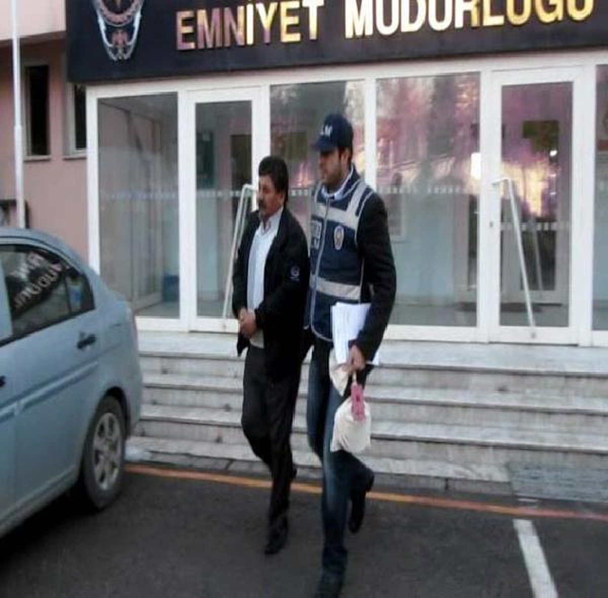 Eroini Belindeki Korseye Sakladı