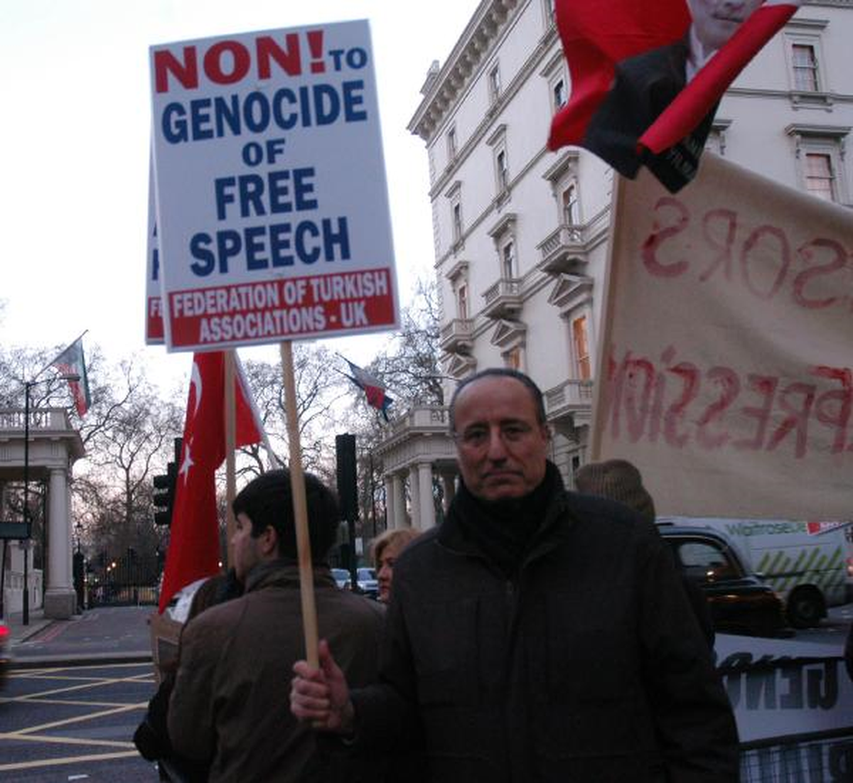 Fransız Senatosu\'nun Onayladığı Yasa Londra\'da Protesto Edildi