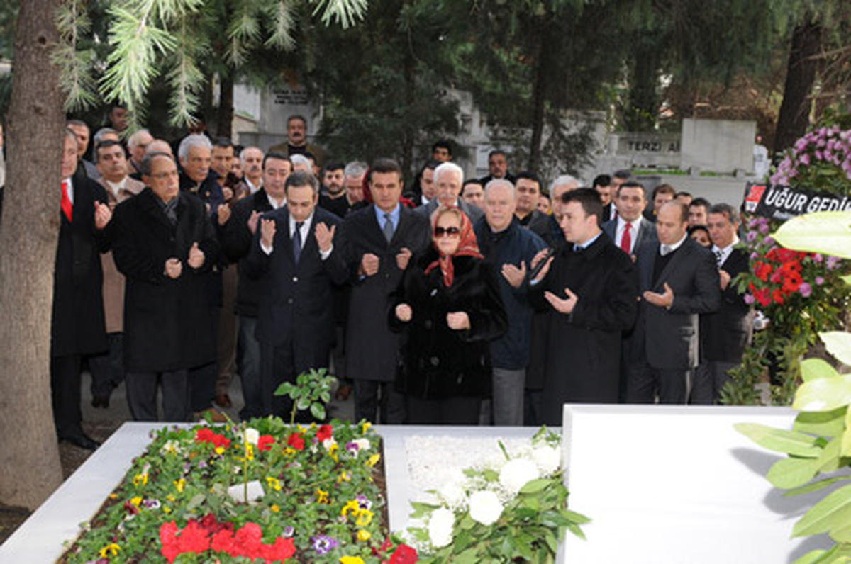 İsmail Cem, Mezarı Başında Anıldı