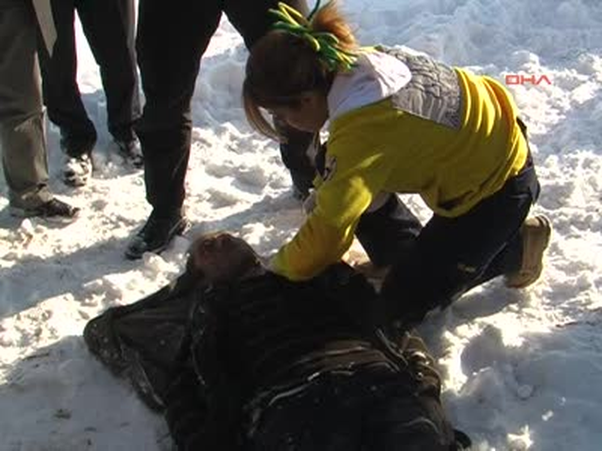 Karda Kayan Kamyondan Atladı, Kasadaki Taşların Altında Can Verdi