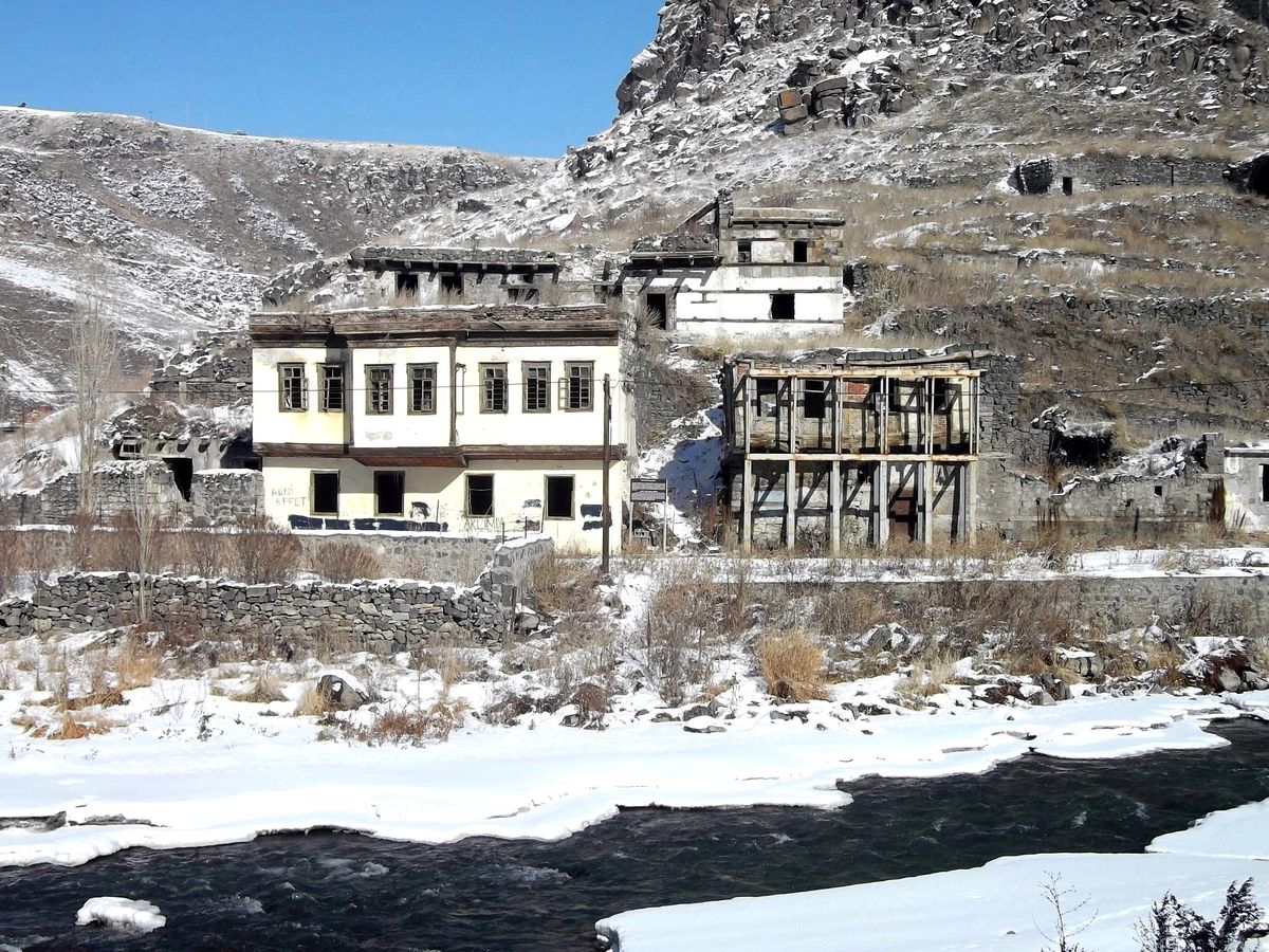 Kars Kalesi'nin Altındaki Tarihi Evler Birer Birer Yıkılıyor