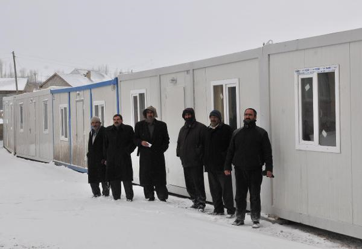 Konteynerler Boş, Öğrenciler Hasarlı Binada Eğitim Görüyor