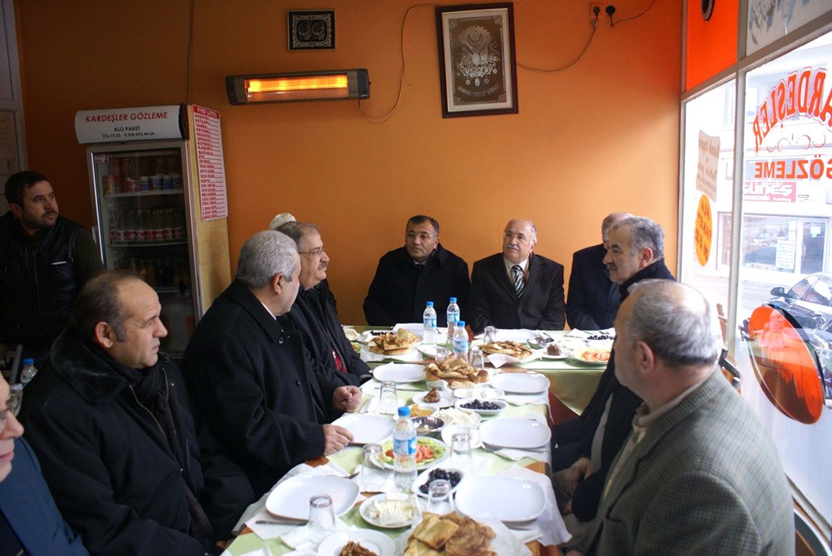 Kütahya Valisi Saman Pazarı Esnafıyla Kahvaltına Buluştu
