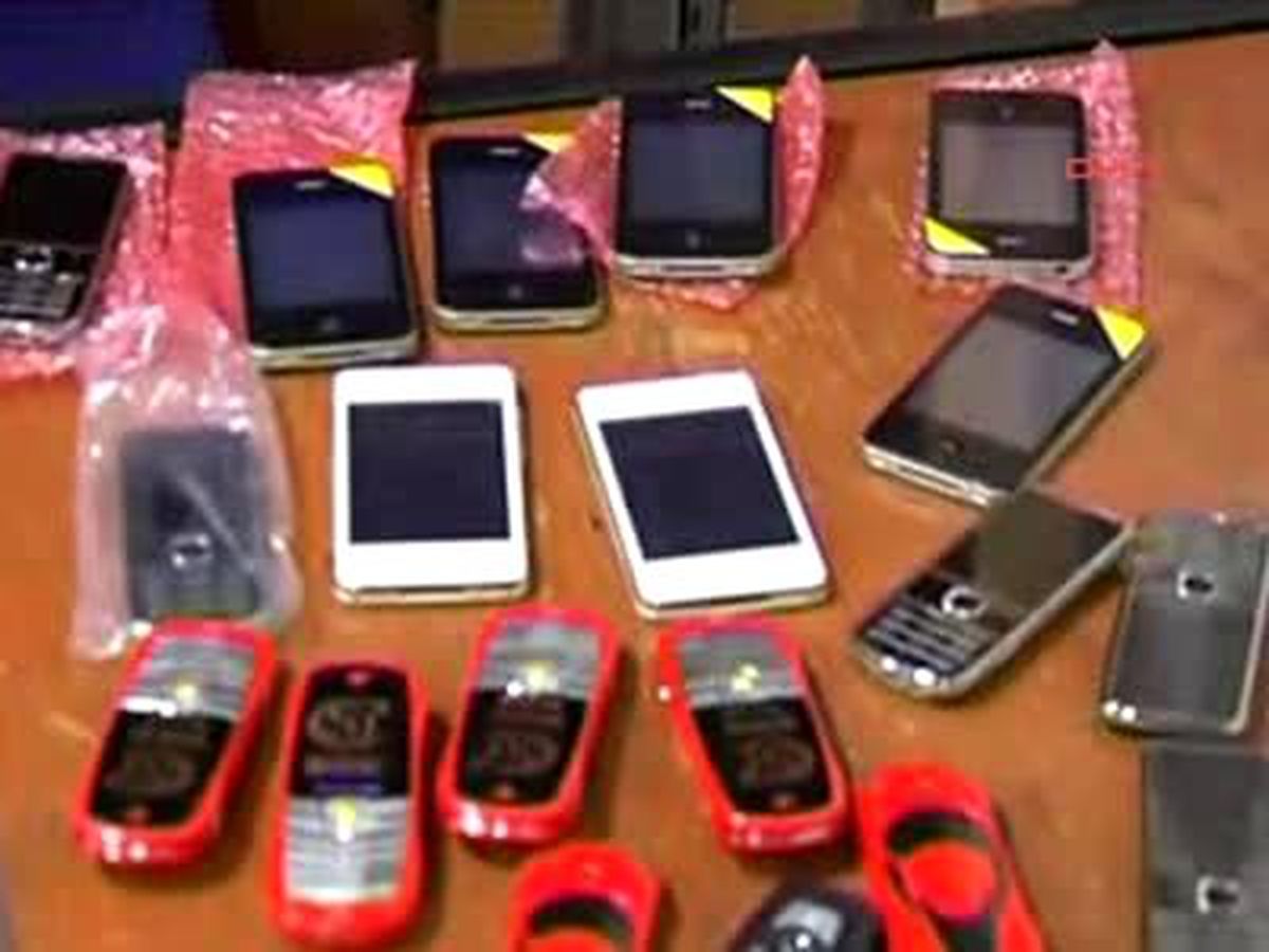 Makedonya Havalimanında 3 Valiz Dolusu Cep Telefonu Ele Geçirildi
