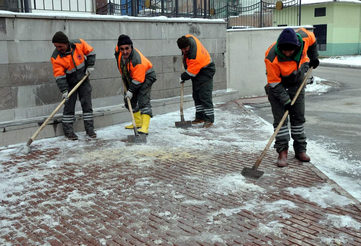 Odunpazarı Belediyesi Kar Temizleme Çalışmalarına Devam Ediyor