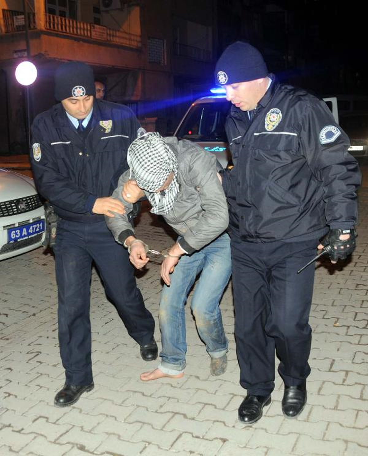 Polisten Kaçan Otomobil Hırsızlarından Biri Yalın Ayak Yakalandı