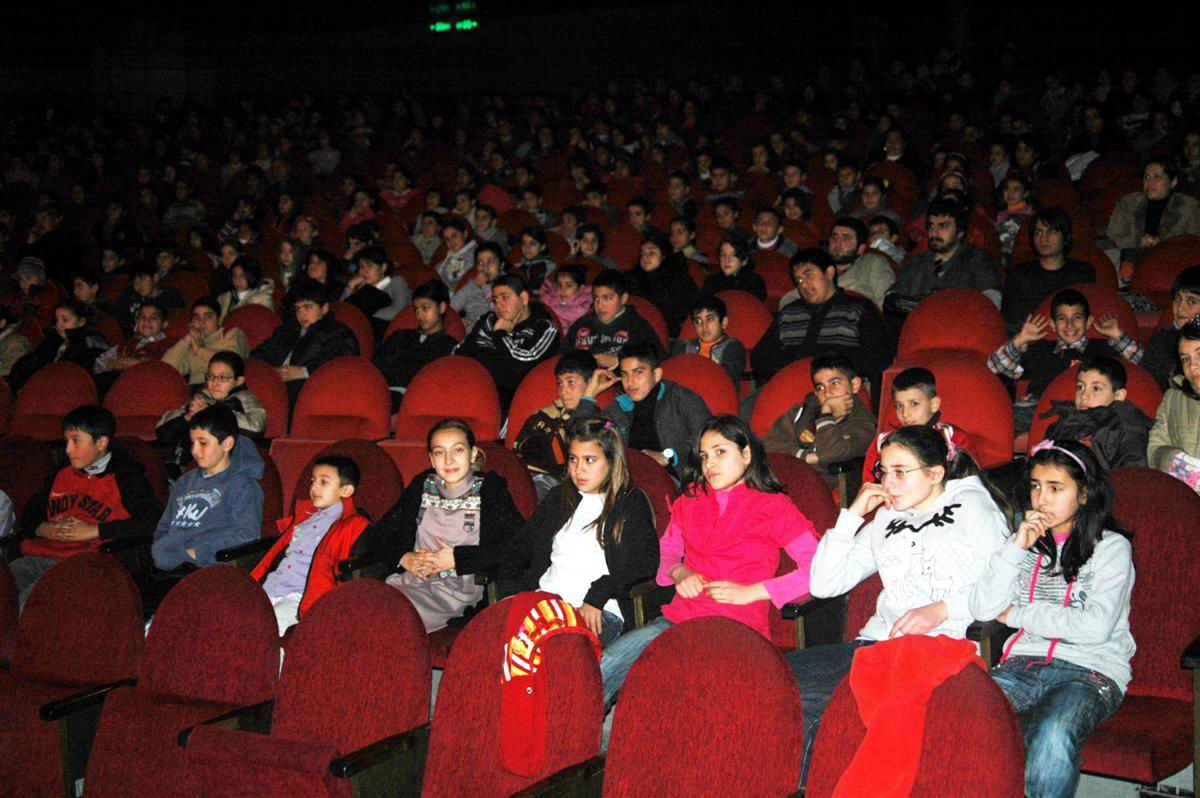 Tarsus Polisi Öğrencileri Tiyatroya Götürdü