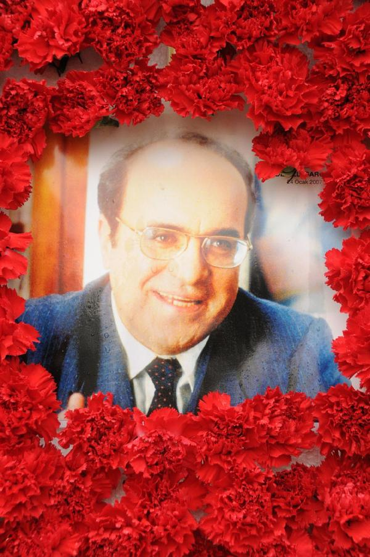Uğur Mumcu, Karanfillerle Anıldı