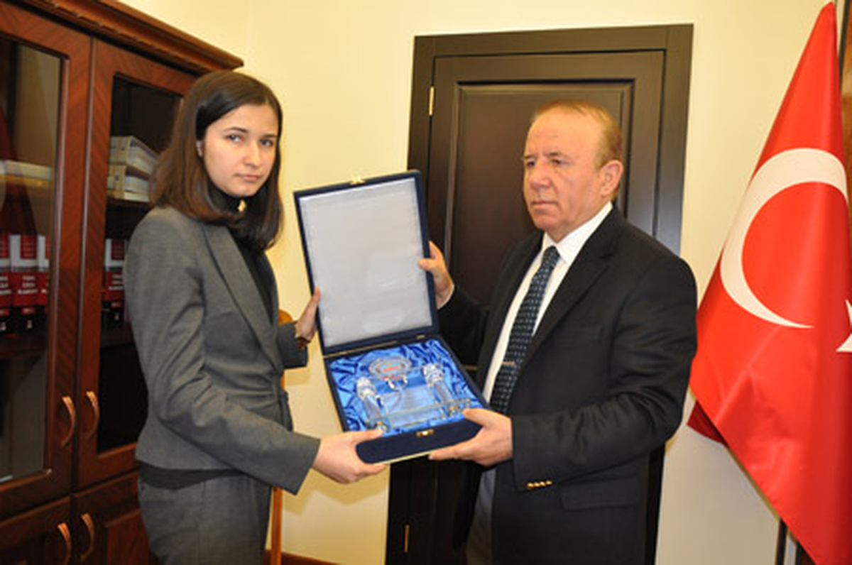 Vefat Eden Kaymakamın Eşine Plaket Verildi