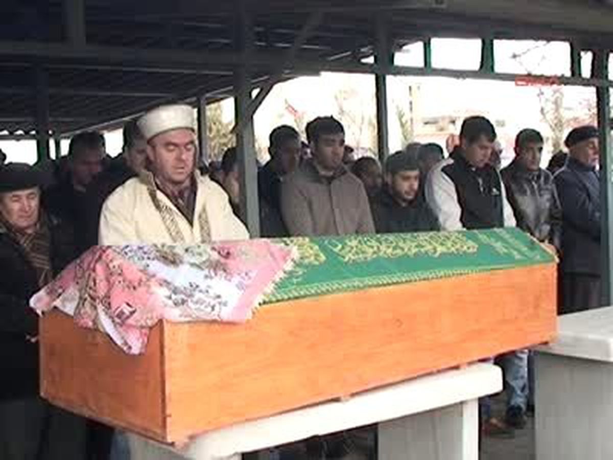 Yatak Odasında Çıplak Halde Ölü Olarak Bulunan Kadın Toprağa Verildi