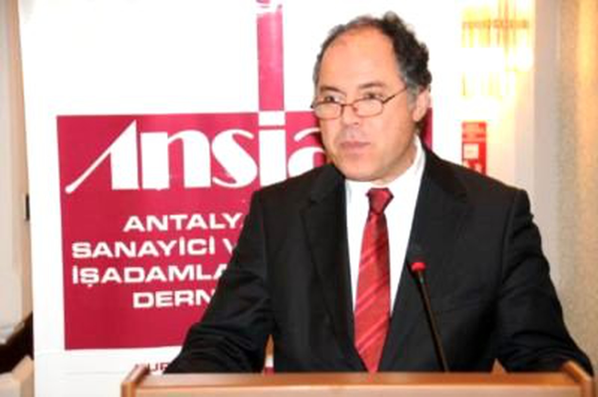 Yeni Anayasa Antalya\'daki Doktorların Gülen Yüzü Gibi Olmalı