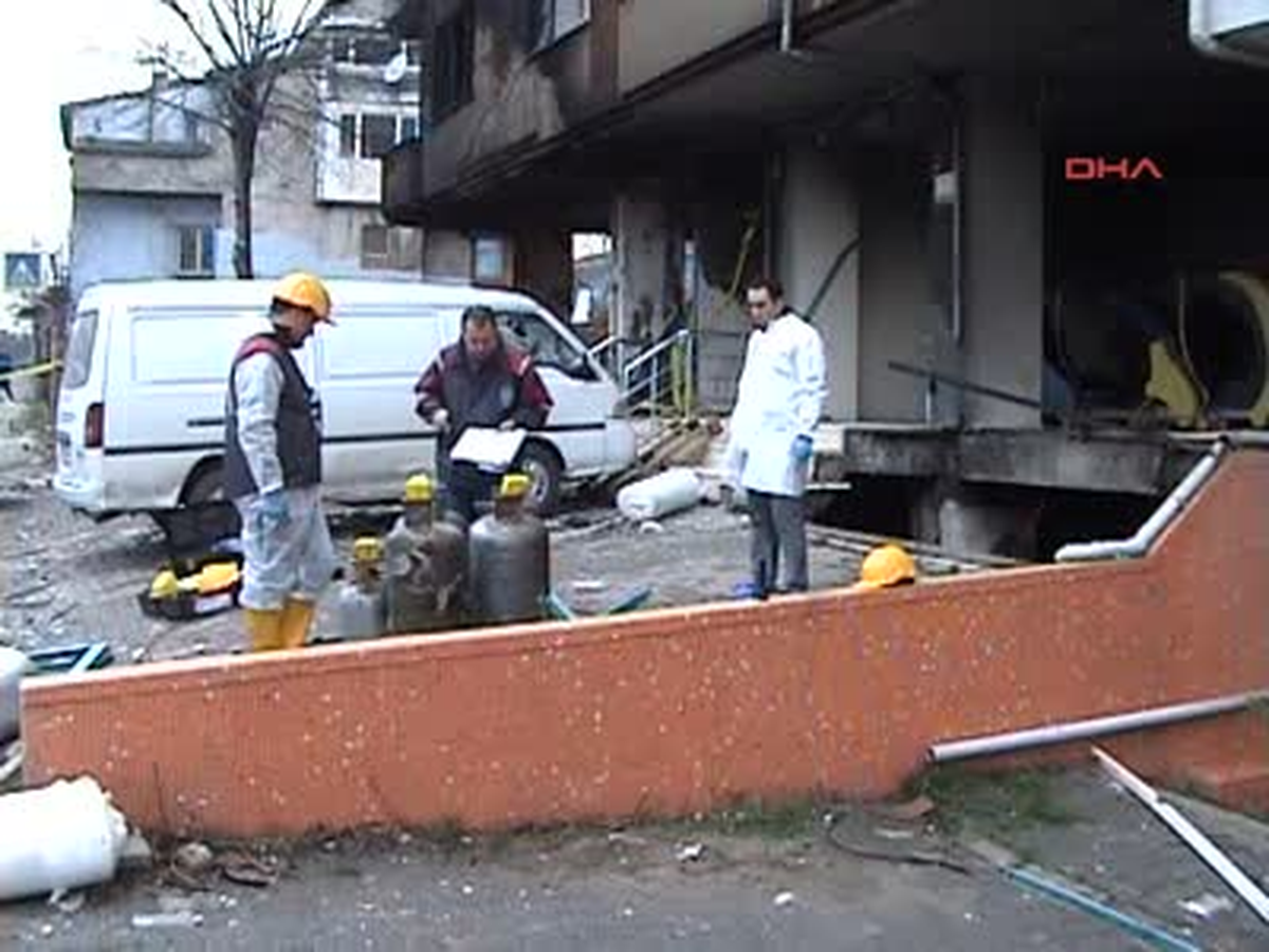 Alevler Metrelerce Yükseldi, Patlamalar Korkuttu