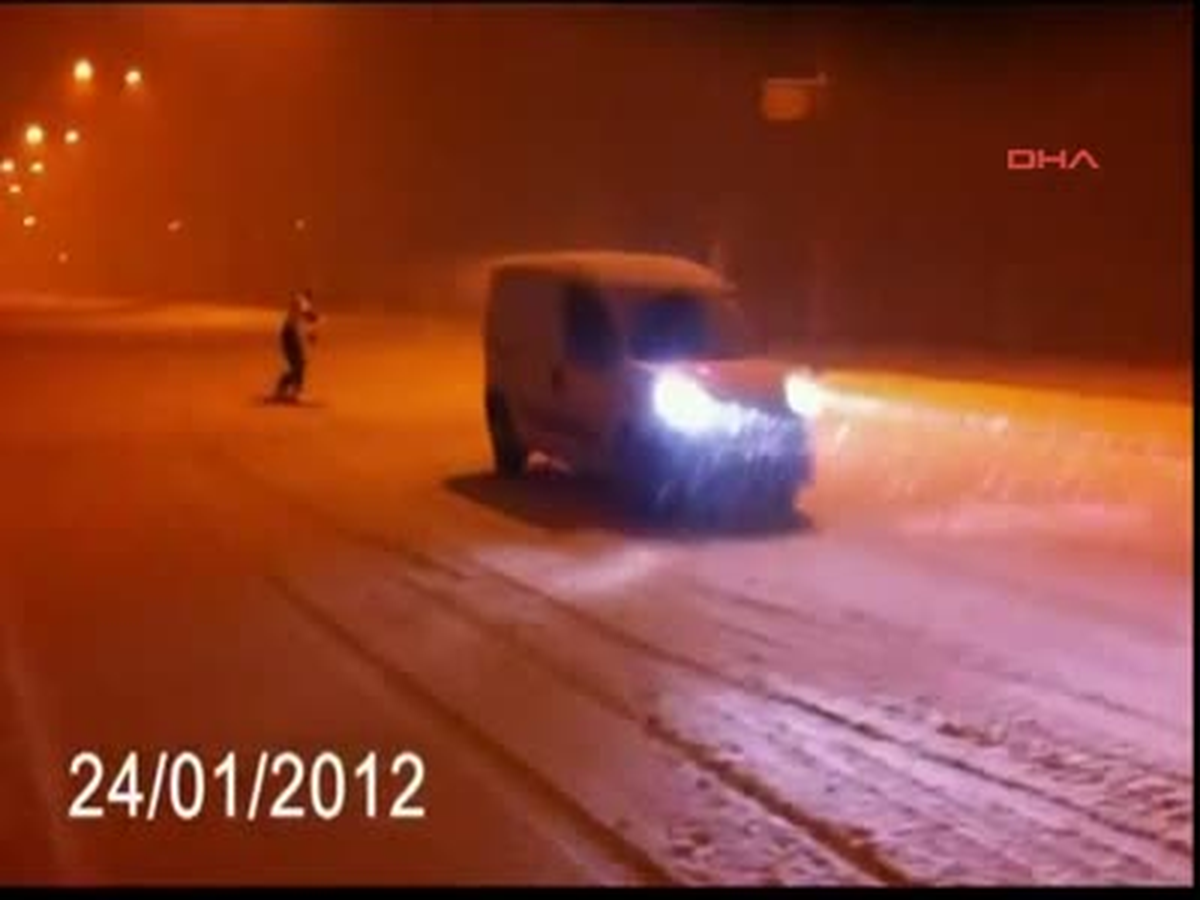 ) Ankara Caddelerinde Gençlerin Snowboard Keyfi