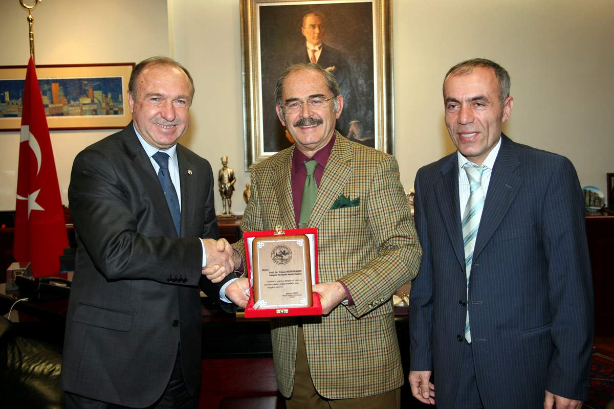 Atletizm Federasyonu Başkanı Mehmet Terzi, Büyükerşen\'e Teşekkür Plaketi Verdi