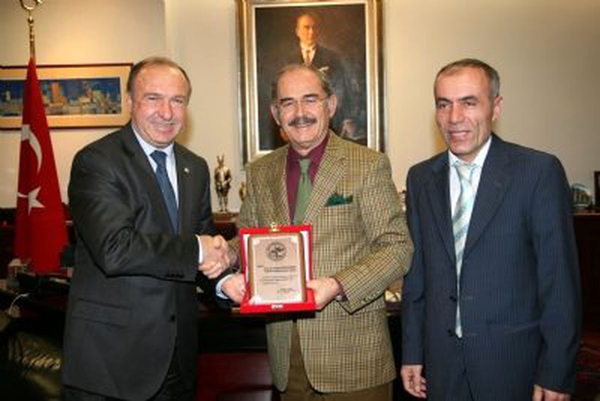 Atletizm Federasyonu Başkanı\'ndan Büyükerşen\'e Teşekkür Plaketi