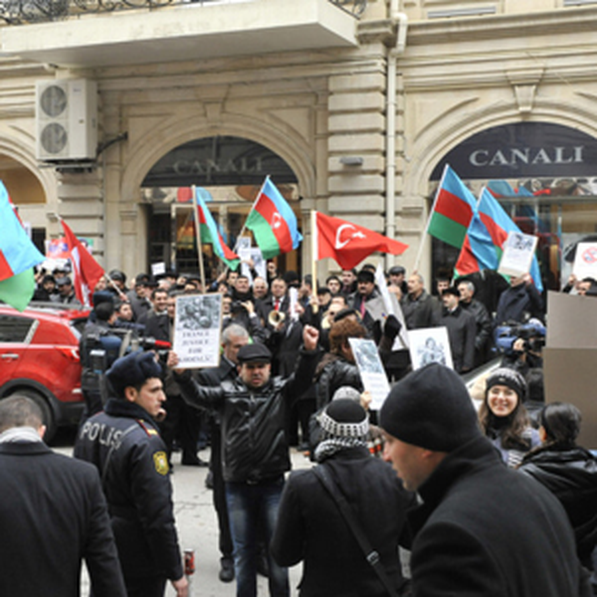 Azerbaycan\'da Fransa\'ya Tepkiler Sürüyor