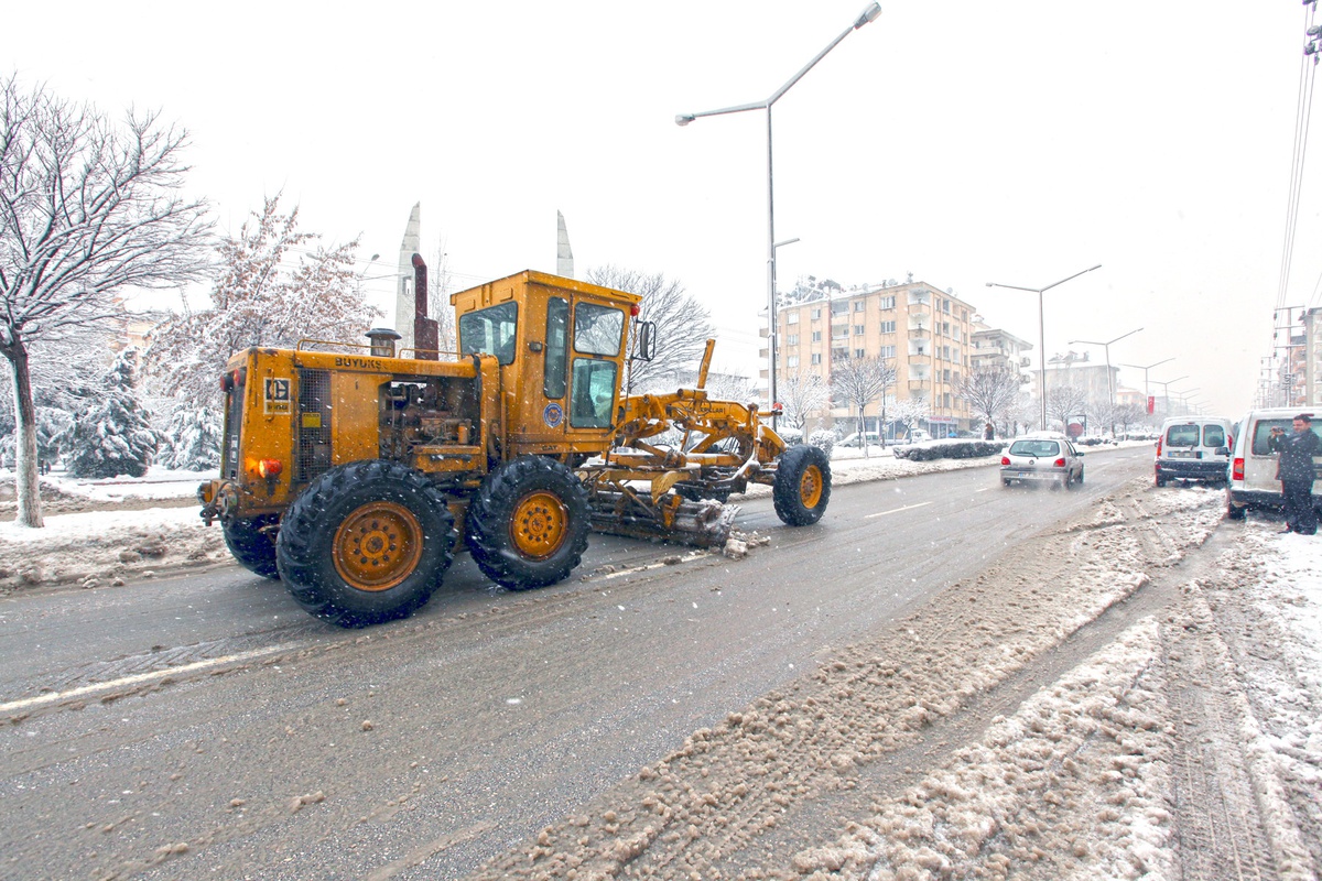 Büyükşehir Belediyesi'nden Kar Yağışına Anında Müdahale