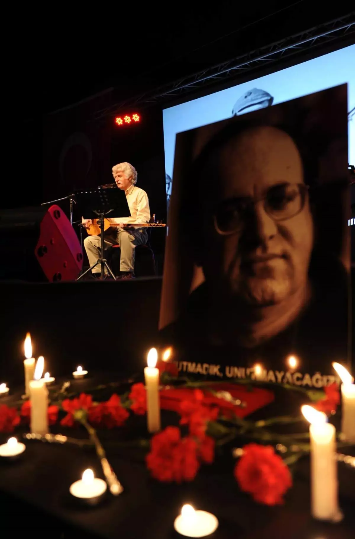 Büyükşehir Uğur Mumcu\'yu Sadık Gürbüz\'le Andı