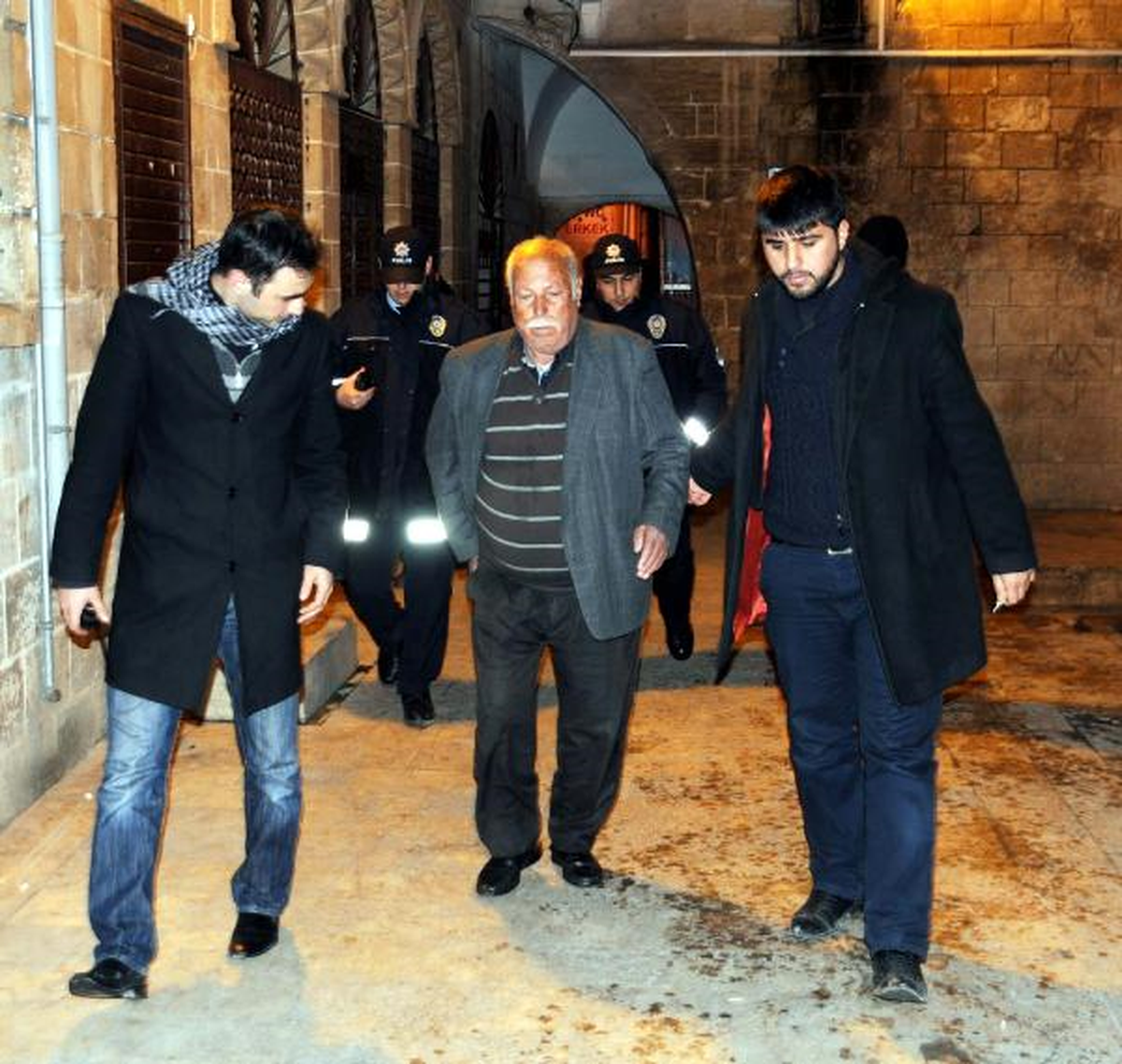 Cami Avlusunda Baldırından Bıçaklandı