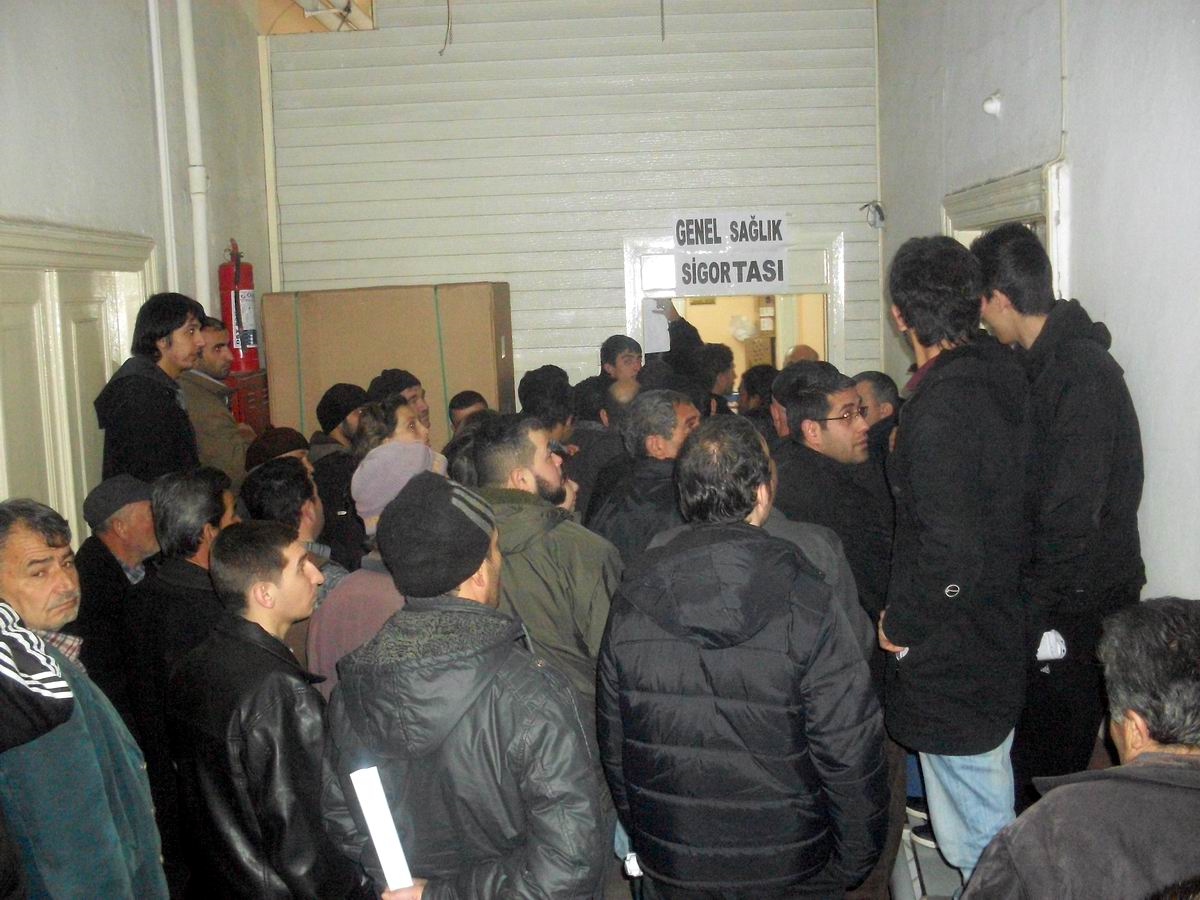 Edremit\'te Gelir Tespit Kuyruğu Vatandaşı Bunalttı