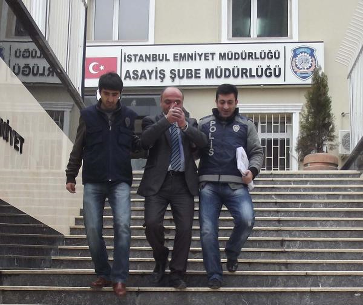 Ek-Gümrükçüyüm Diyerek Banka Çalışanlarını Dolandırdı