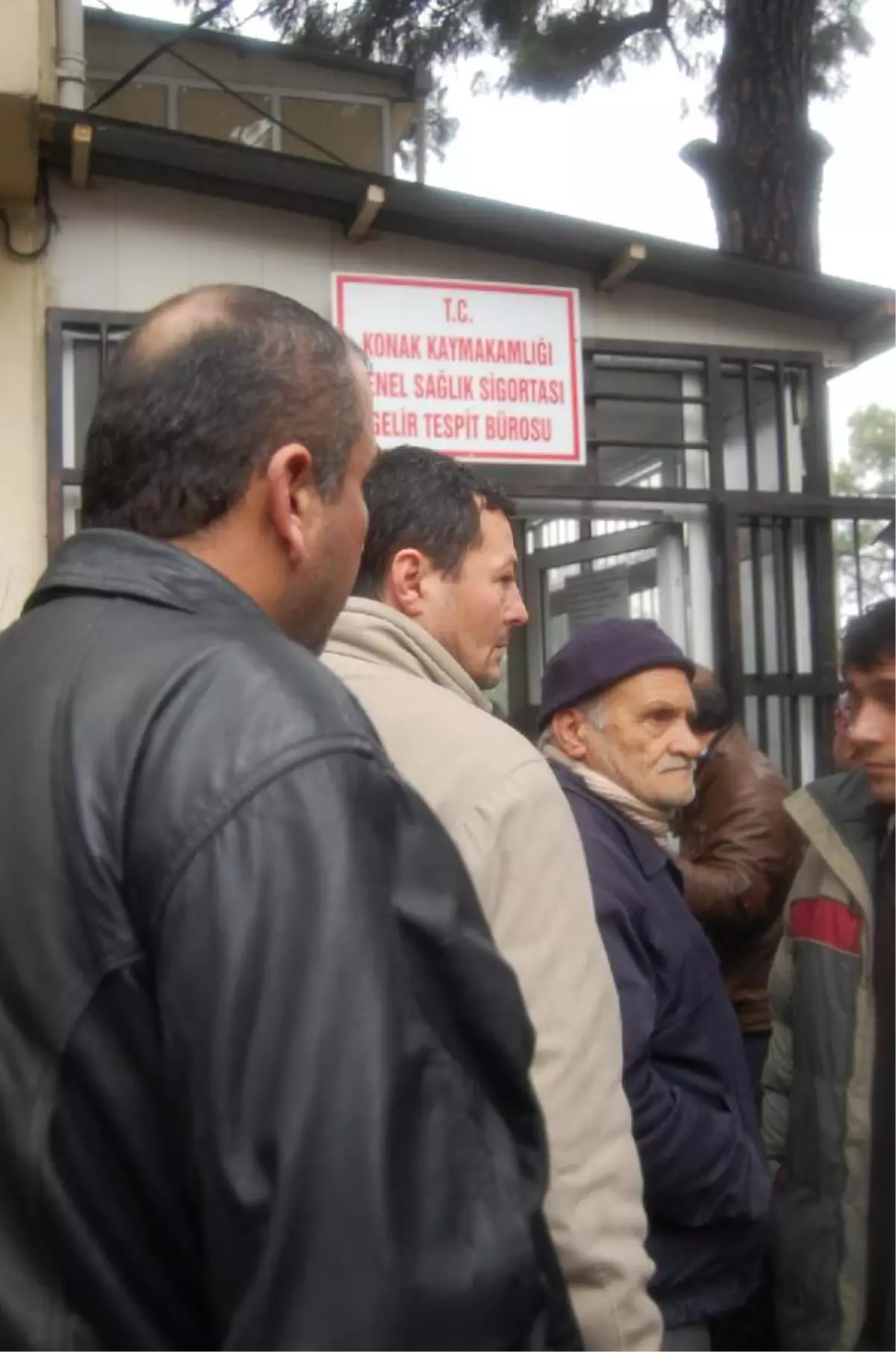 \'Gelir Tespiti\' İçin Yağmur Altında Kuyruk