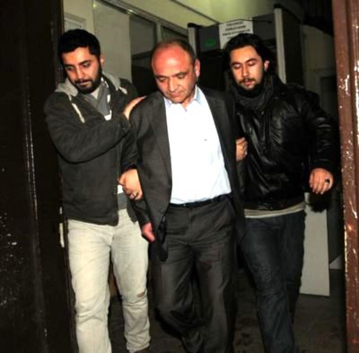Gümrükçüyüm Diyerek Banka Çalışanlarını Dolandırdı