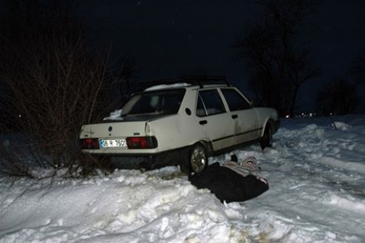 Kara Saplanan Otomobilin Yanında Ölü Bulundu